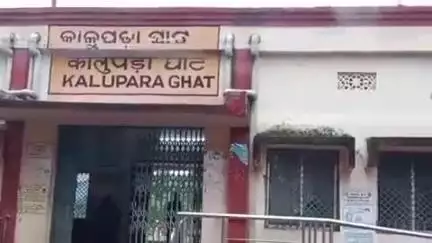 ବାଣପୁର: କାଳୁପଡା ଘାଟ ରେଳ ଷ୍ଟେସନ ନିକଟରେ ଚଳନ୍ତା ଟ୍ରେନ ରୁ ଖସି ଯାତ୍ରୀ  ଗୁରୁତର।