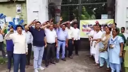 हरिद्वार: अपनी मांगों को लेकर कर्मचारियों ने तेज किया आंदोलन, ऋषिकुल आयुर्वेद कॉलेज के गेट पर तालाबंदी कर किया प्रदर्शन