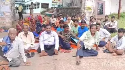 ନୟାଗଡ ସଦର: ଖଲି ସରା ସରହଦ ଠାରେଆଉ ଗୋଟିଏ ବେଆଇନ ବସ ଷ୍ଟାଣ୍ଡ ନିର୍ମାଣ କୁ ବିରୋଧ କରି ଗଣିଆ ବ୍ଲକ ସମ୍ମୁଖରେଧାରଣା ଖଲିସରା ଗ୍ରାମବାସିଙ୍କପ୍ରତିକ୍ରିୟା