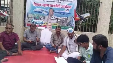 जिल्हाधिकारी कार्यालयासमोर लक्षवेधी आंदोलन
