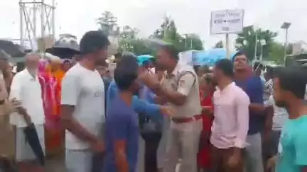 অমরপুর: স্মার্ট মিটার ও বিদ্যুৎ বিল প্রত্যাহার দাবিতে উদয়পুর কাঁকড়াবন সড়কের রাজধরনগর এলাকায় সড়ক অবরোধ করে গ্রাহকরা