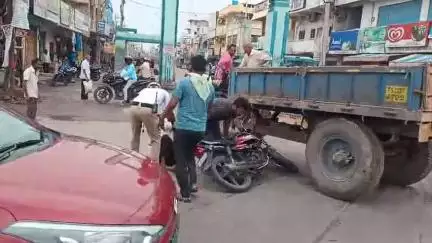 పెద్దపల్లి: ట్రాక్టర్ కిందికి దూసుకెళ్లిన ద్విచక్ర వాహనం వృద్ధునికి గాయాలు