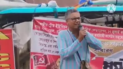 বাঁকুড়া ১: আজ শুনুকপাহাড়ীর সাপ্তাহিক হাটে প্রচন্ড বৃষ্টির মধ্যে ৯ জুলাই দেশব্যাপী সাধারণ ধর্মঘটের সমর্থনে CPIML এর পথসভা