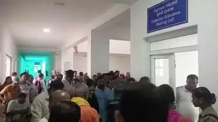 ବାଲେଶ୍ବର ମ୍ୟୁନିସିପାଲଟି: ଜିଲ୍ଲାପାଳଙ୍କ କାର୍ଯ୍ୟାଳୟ ଠାରେ ଜିଲ୍ଲାପାଳ ଓ ଏସପିଙ୍କ ମିଳିତ ଅଭିଯୋଗ ଶୁଣାଣି କାର୍ଯ୍ୟକ୍ରମରେ ଯୋଗ ଦେଲେ ଜିଲ୍ଲାପାଳ।