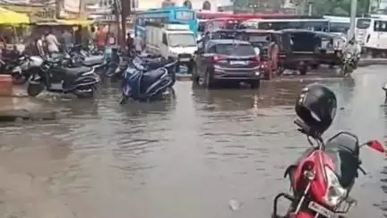 सतना: बारिश में सेमरिया चौराहे का बस स्टैंड जलमग्न, जोखिम उठाकर आवागमन कर रहे वाहन और यात्री