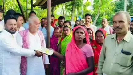 नूरसराय: नूरसराय प्रखंड के दरूआरा पंचायत में आपदा पीड़ितों को राहत चेक मिला, मंत्री श्रवण कुमार ने किया वितरण