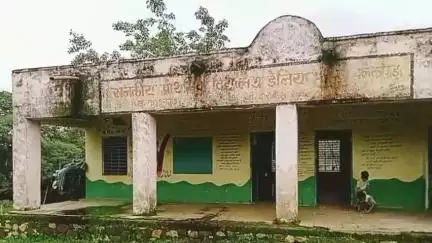 कुशलगढ़: राप्रावि डेलिया फला पलकपाडा के पीईईओ डुंगरीपाडा में स्कूल भवन जर्जर, स्कूल में टपकता है पानी, हादसा होने का अंदेशा
