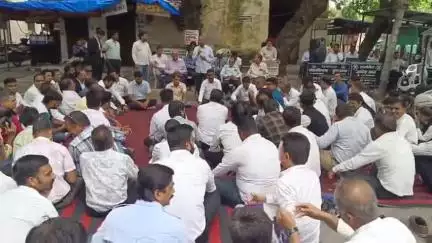 बड़गांव: हाईकोर्ट बैंच की मांग को लेकर वकीलों ने जिला कोर्ट परिसर में किया धरना प्रदर्शन, न्यायिक कार्यों का किया बहिष्कार
