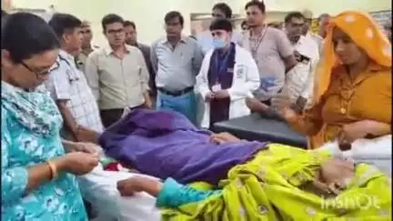 दौसा: जिले में तेज आंधी व बरसात के बाद कलेक्टर ने अस्पताल पहुंचकर घायलों का जाना हाल