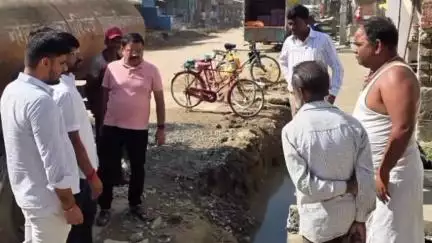 नौगढ़: नगर पालिका अध्यक्ष गोविंद माधव ने पुरानी नौगढ़ में चल रहे निर्माण कार्यों का निरीक्षण कर संबंधित को दिए आवश्यक निर्देश
