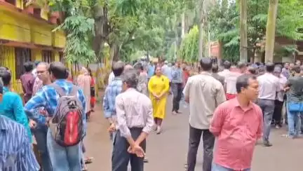 মেদিনীপুর: গড়বেতা আদালতের এক কর্মীকে আটক করেছিলেন বিচারক, প্রতিবাদে মেদিনীপুর আদালতে বিক্ষোভ