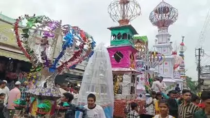 बुरहानपुर नगर: बुरहानपुर: गांधी चौक क्षेत्र में मोहर्रम पर्व पर ताजियों का मेला, बड़ी संख्या में लोग पहुंचे