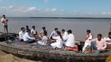 पुलिस अधीक्षक ,जिला अधिकारी महोदय,सुपौल   के द्वारा कोशी तटबंध के अंदर अवस्थित मतदान केंद्र के भौतिक निरीक्षण किया गया।