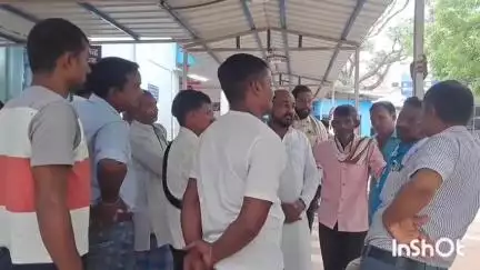 जमुई: मिसिर बीघा काली स्थान के पास करंट से युवक की मौत के बाद समाजसेवी व मुखिया प्रतिनिधि अस्पताल पहुंचे, किया दुःख प्रकट