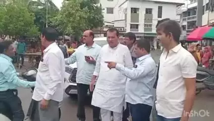 નવસારી: નવસારીમાં પૂરના પાણી ઓસરિયા બાદ ધારાસભ્ય રાકેશ દેસાઈ ગ્રાઉન્ડ જીરો પર પહોંચ્યા, વિવિધ કામગીરીઓની કરી સમીક્ષા
