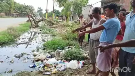 जलालाबाद: गांव विश्राम नगर में हाईवे के किनारे ठेकेदार ने बनाया गड्ढा, घरों व बरसात का पानी भरने से ग्रामीणों का निकलना हुआ दूभर