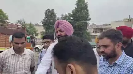 ਅੰਮ੍ਰਿਤਸਰ 2: ਜੋੜਾ ਫਾਟਕ 'ਤੇ ਪਹੁੰਚੇ ਐੱਮਪੀ ਗੁਰਜੀਤ ਸਿੰਘ ਔਜਲਾ, ਫਾਟਕ ਬੰਦ ਹੋਣ ਕਾਰਨ ਹੋ ਰਹੀ ਪਰੇਸ਼ਾਨੀ ਦੇ ਹੱਲ ਦਾ ਦਿੱਤਾ ਭਰੋਸਾ