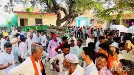 मितौली: मैगलगंज के साधन सहकारी समिति औरंगाबाद में यूरिया खाद के लिए लाइन में खड़े हैं सैकड़ों किसान, जिम्मेदार हुए मौन