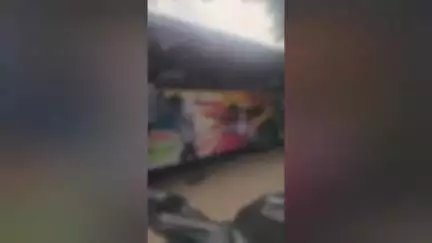 திருவெண்ணைநல்லூர்: திருக்கோவிலூர் செல்லும் தனியார் பஸ்சில் படிக்கட்டுகளிலும் பின்பக்க ஏணியிலும் தொங்கி சென்ற அரசு பள்ளி மாணவர்கள் #viral