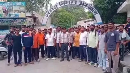 अम्बाला: वेतन न मिलने पर नगर निगम कार्यालय पर डोर टू डोर कर्मचारियों का प्रदर्शन