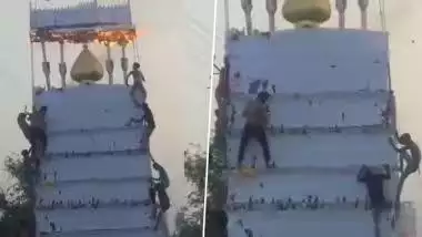 यूपी के बरेली में मुहर्रम जुलूस के दौरान हाइटेंशन तार से टकराकर 25 फीट ऊंचे ताजिये में लगी आग, वीडियो आया सामने Source: @hali356211
