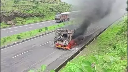 सागर: फोर लाइन बरकोटी तिगड्डा के पास चलते ट्रक में लगी भीषण आग, देखिए लाइव वीडियो