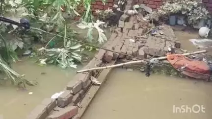 कोल: क्वार्सी में जलभराव को लेकर महिलाओं ने किया प्रदर्शन, सड़कों पर जाम, वाहनों की लंबी कतारें, पुलिस बल मौजूद