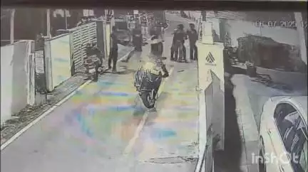 കണയന്നൂർ: കൊച്ചിയിൽ പിന്തുടർന്ന് ശല്യം ചെയ്തത് ചോദ്യം ചെയ്ത യുവതിക്കും സുഹൃത്തുക്കൾക്കും നേരെ അക്രമം, CCTV ദൃശ്യം