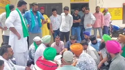 पूरनपुर: मझरा तालुके महराजपुर में तैनात लाइनमैन को हटाने से नाराज भाकियू ने धरने पर बैठे