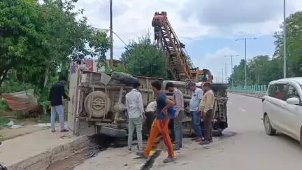 हैदरगढ़: त्रिवेदीगंज के पास दूध से भरा पिकअप अनियंत्रित होकर पलटा, चालक बाल-बाल बचा