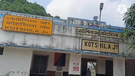 ঝালদা ২: বিভিন্ন সামগ্রী ভরা একটি বালতি ট্রেন থেকে উদ্ধার করে যাত্রীর আত্মীয়কে তুলে দিল কোটশিলা RPF পোস্টের পুলিশ
