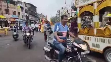 खंडवा नगर: खंडवा: गुरु पूर्णिमा महोत्सव से पहले दादाजी की निशान लेकर पहुंचने का सिलसिला शुरू