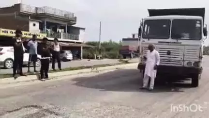 बिधूना: बेला थाना क्षेत्र के तिर्वा रोड पर अवैध खनन का भाजपा नेता ने जताया विरोध, बिना नंबर प्लेट का डंपर रोका