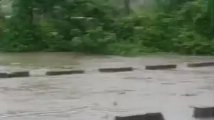 भंडारा: रोडवरून पाणी वाहत असल्यामुळे जिल्ह्यातील विविध ठिकाणचे ३ रस्ते वाहतुकीसाठी बंद
