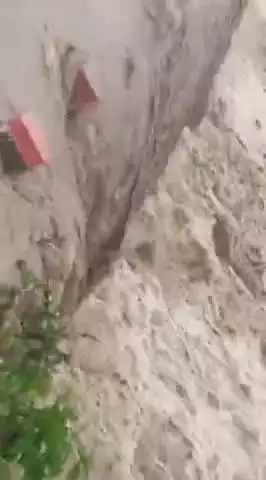 अति वर्षा बारिश होने से नदी नाला तूफान पर बादलपार -घाटकोहका नेवरी नदी उफान पर होने से आवागमन अवरुद्ध