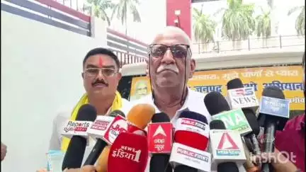खीरो थाना क्षेत्र के महारानीगंज में हुई हत्या के मामले में पूर्व विधायक सुरेंद्र बहादुर सिंह ने पीड़ित परिवार से की मुलाकात