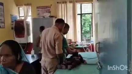 बिधूना: ऐरवाकटरा के बिधूना किशनी मार्ग पर ट्रैक्टर की चपेट में आकर इटावा जिले के बाइक सवार मां-बेटे की मौत, पिता-पुत्री घायल