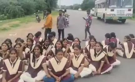 ఎల్లారెడ్డి: ఎల్లారెడ్డి లో రోడ్డుపై బటాయించి నిరసన తెలిపిన విద్యార్థినిలు
