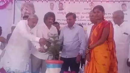 ಯಲಬರ್ಗ: ಬಾಲಕೀಯರ ಸರಕಾರಿ ನೂತನ ಪ್ರೌಢಶಾಲೆ ಪ್ರಾರಂಭೋತ್ಸವಕ್ಕೆ ಸಚಿವ ಮಧು ಬಂಗಾರಪ್ಪ ಸಸಿಗೆ ನೀರು ಹಾಕಿ ಹಿರೇವಂಕಲಕುಂಟಿ ಗ್ರಾಮದಲ್ಲಿ ಚಾಲನೆ