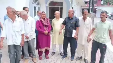 नाहन: जंगल के चरान व कटान को लेकर गुर्जर को दी गई एनओसी पर मधाना पंचायत के ग्रामीणों ने डीसी सिरमौर से की मुलाकात
