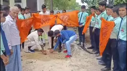 नवाबगंज: जैदपुर के मुंशी राम आसरे इंटर कॉलेज में एबीवीपी का 'पेड़ मां के नाम' अभियान, छात्रों ने किया वृक्षारोपण