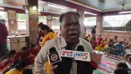 ରାୟଗଡା: ସ୍ଥାନୀୟ ମା ମଝିଘରିଆଣି ମନ୍ଦିରର ହୁଣ୍ଡି ଖୋଲିବା ପରେ ମନ୍ଦିର ପରିସରରେ ମନ୍ଦିର ଟ୍ରଷ୍ଟ ବୋର୍ଡ ସଦସ୍ୟଙ୍କ ପ୍ରତିକ୍ରିୟା