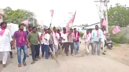 జనగాం: పారిశుద్ధ్య నిర్వహణ లోపంపై జనగామ పట్టణంలో BRS ఆధ్వర్యంలో రోడ్లు ఊడ్చి వినూత్న నిరసన