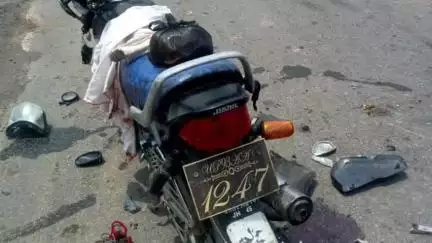 गरौठा: गुरसरांय थाना क्षेत्र के हंसारी मोड़ पर दर्दनाक सड़क हादसा, ट्रक की टक्कर से बाइक सवार तीन घायल, एक की हालत गंभीर