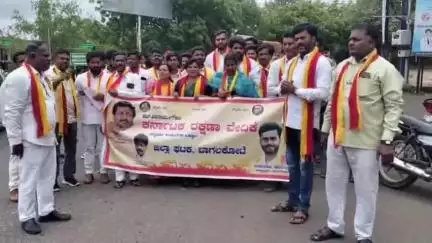 ಬಾಗಲಕೋಟೆ: ದ್ವಿಭಾಷಾ ನೀತಿ ಜಾರಿಗೆ ಆಗ್ರಹಿಸಿ ನಗರದಲ್ಲಿ ಕರವೇ ಪ್ರತಿಭಟನೆ