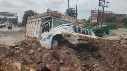 झांसी: कोछाभांवर स्थित झांसी-कानपुर राजमार्ग पर आम से भरी पिकअप मिट्टी के ढेर से टकराई, गाड़ी हुई क्षतिग्रस्त