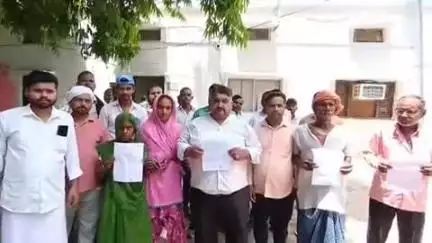 अयोध्या में पुरुषोत्तम नगर वार्ड के स्थानीय लोगों ने अपनी मांगों को लेकर उप जिलाधिकारी के प्रतिनिधि को ज्ञापन सौंपा