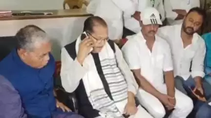 कांके: कांग्रेस भवन में जनता दरबार, वित्त मंत्री राधाकृष्ण किशोर ने सुनी लोगों की समस्या