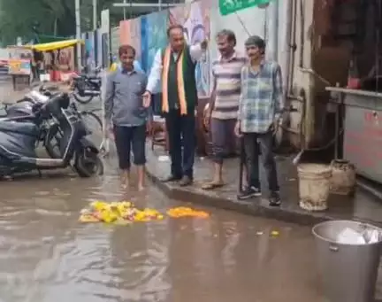 इंदौर: इंदौर में जल जमाव से कांग्रेस का अनोखा प्रदर्शन