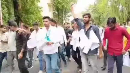 जबलपुर: रानी दुर्गावती विश्वविद्यालय में एनएसयूआई का प्रदर्शन, आउट ऑफ सिलेबस प्रश्न पत्र पर हंगामा, ज्ञापन सौंपा